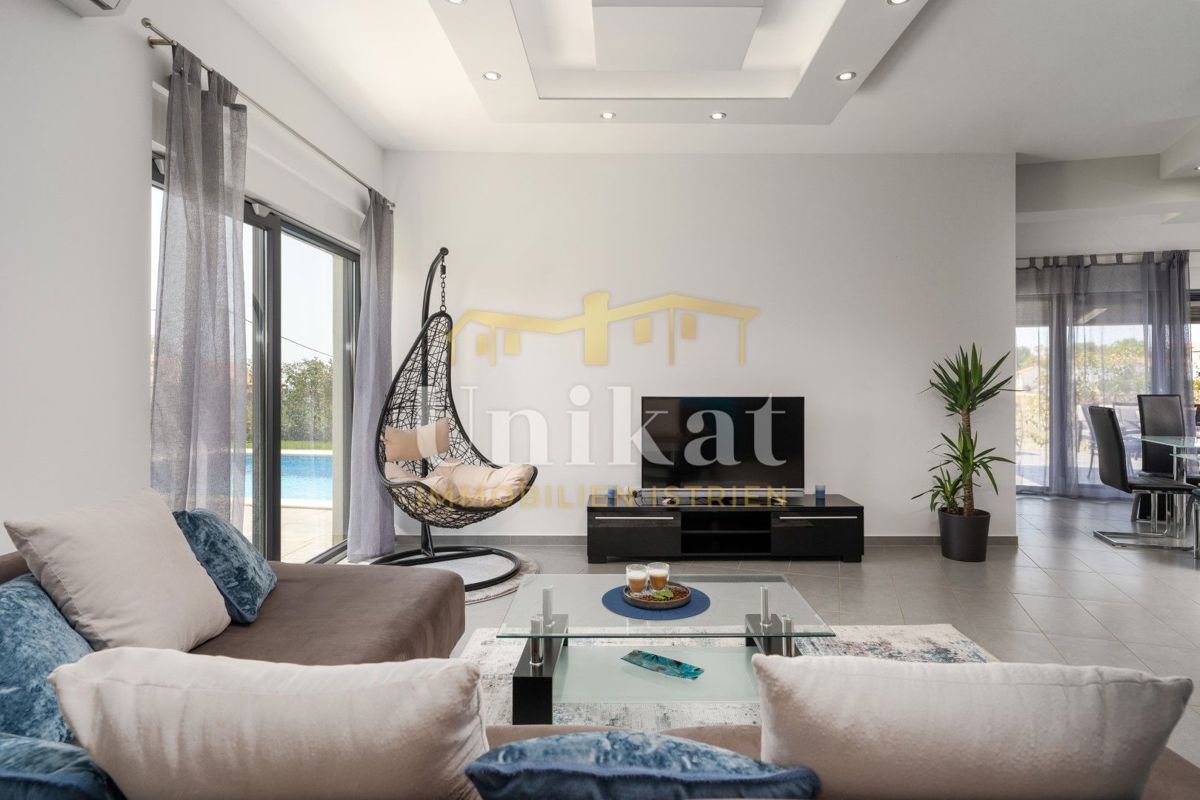 Moderna dvojna hiša s bazenom in pogledom na morje